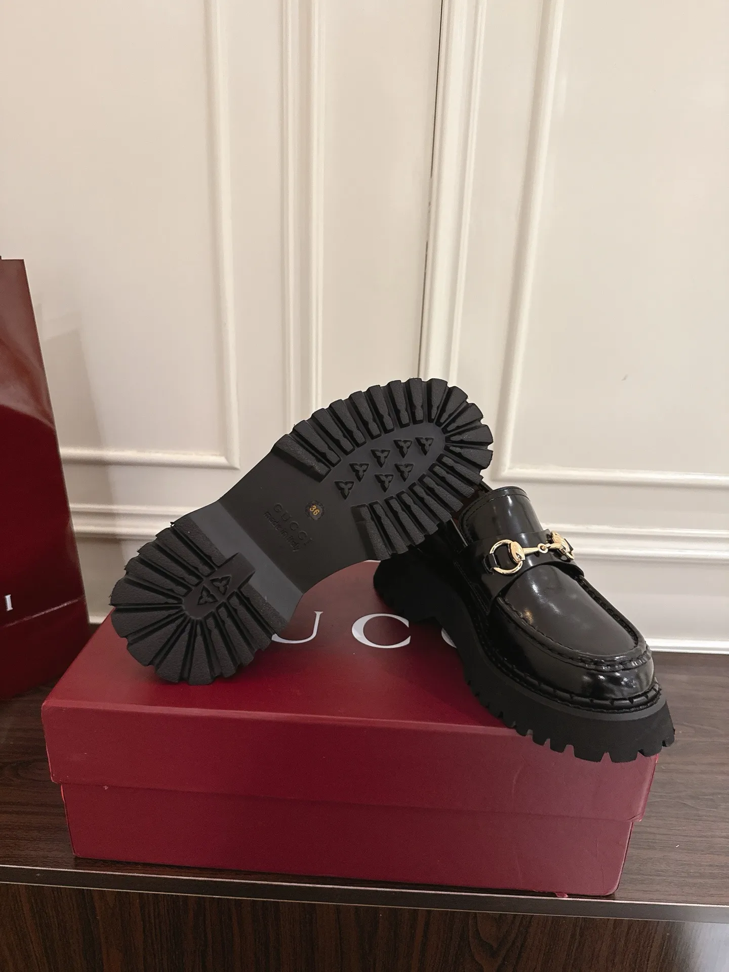 👟👟Ex-factory price 560👟👟 Gucci loafers with horsebit groove soles. As a tribute to the brand's equestrian roots, the horsebit has gone through years of baptism, integrating its rich historical heritage and modern fashion into one. Cowhide surface, sole thickness 5cm, size: 35-42# 39-46#